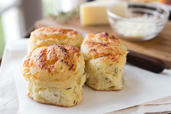 garlic-rosemary-asiago-rolls_11-14-14_1_ca