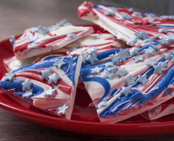 Fourth_of_July_Candy_Bark_Recipe_01-e1466460701559