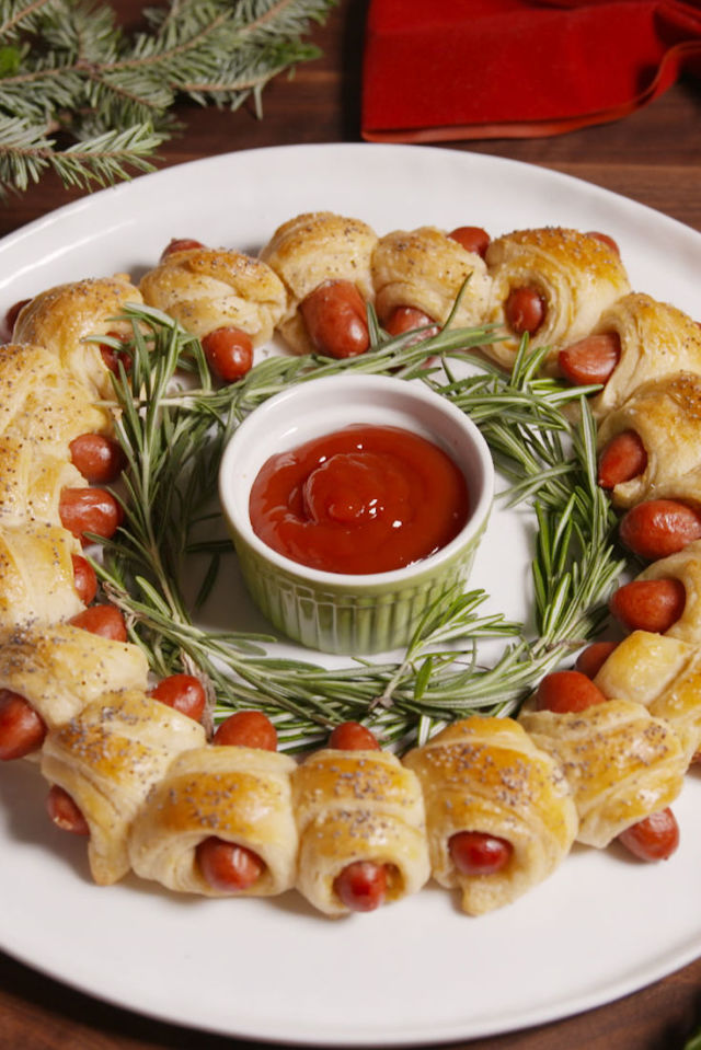 gallery-1481929876-delish-pigs-in-a-blanket-wreath-pin-2